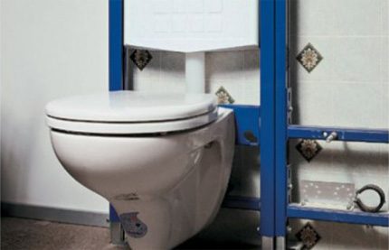 Mounting the toilet on the installation