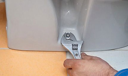 Plumbing installation and bolting