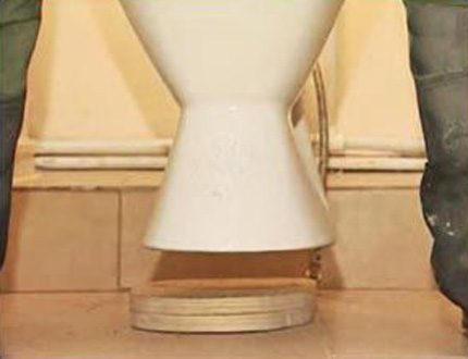 Mounting the toilet in a taffeta way