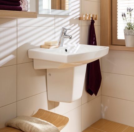 Hanging washbasin with semi-pedestal