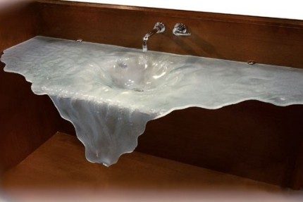 Glass item in the form of a waterfall