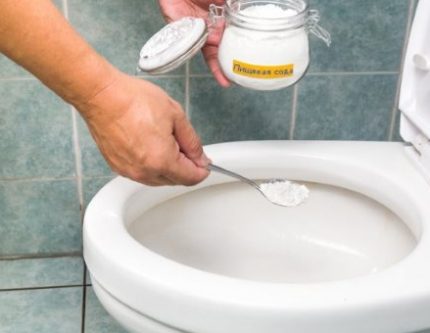 Soda để làm sạch nhà vệ sinh