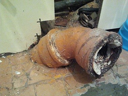 Een oud toilet demonteren