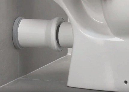 Montage toiletpot met horizontaal mondstuk