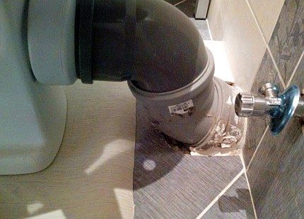 Het toilet verbinden met plastic ellebogen