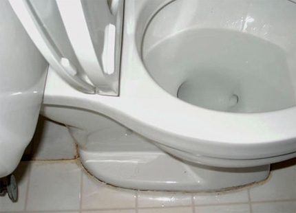 Het toilet is met uw eigen handen op de vloer gelijmd