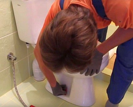 Markeerplaatsen voor het bevestigen van het toilet
