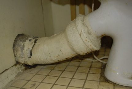 Démontage d'une ancienne toilette
