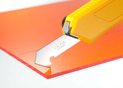 Le couteau aidera à retirer le drain flexible.