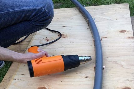 Uốn một ống polyethylen biến dạng
