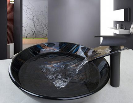 Glass sink na may mixer tap