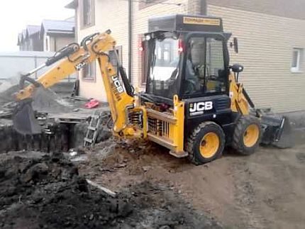 Een gat graven door een graafmachine