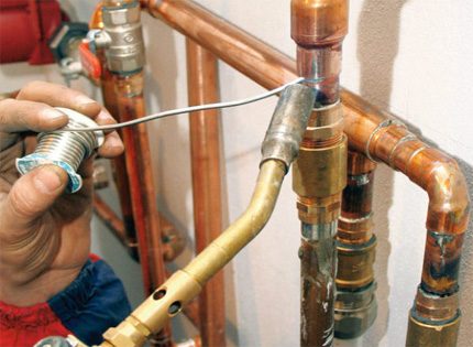 Soudage de tuyaux en cuivre dans le système d'alimentation en eau