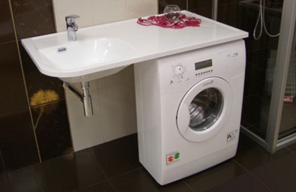 De gootsteen boven de wasmachine monteren