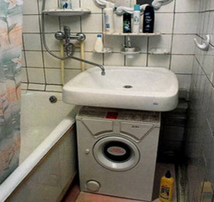 De gootsteen boven de wasmachine monteren