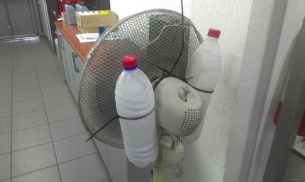 Yelo sa mga bote sa isang tagahanga