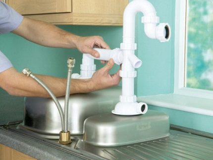 Siphon mounting with sink