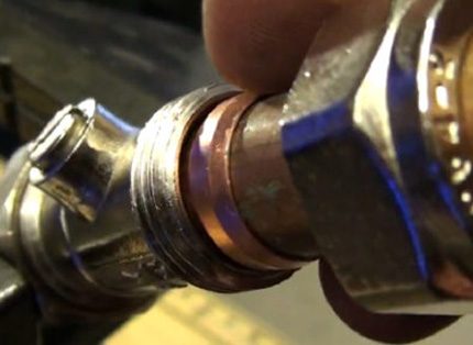 Connexion de tuyau en cuivre avec raccord à sertir