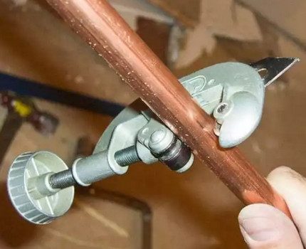 Pinroseso ng pipe cutter ang isang bahagi ng tanso