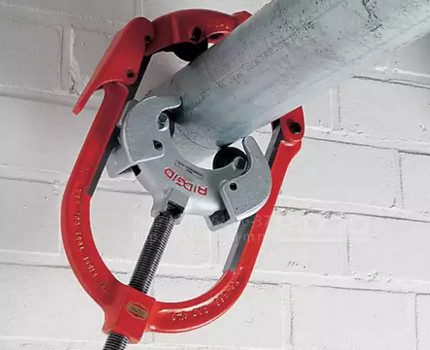 Clamp pipe cutter sa panahon ng operasyon