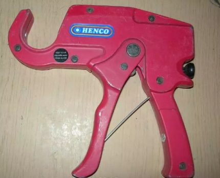 Pistol type pipe cutter para sa mga plastik na tubo