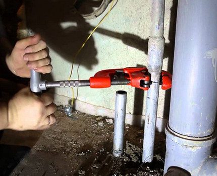 Pagputol ng pipe sa masikip na puwang