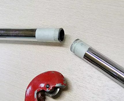 Ang pipe ng bakal ay pinutol ng isang putol na pamutol