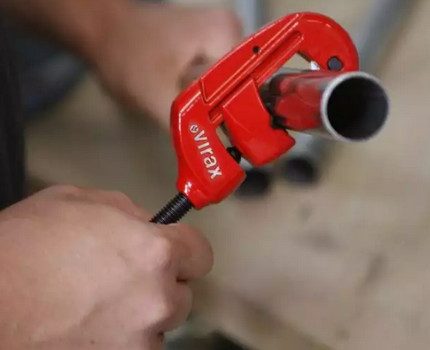 Manu-manong pamutol ng pipe sa panahon ng operasyon
