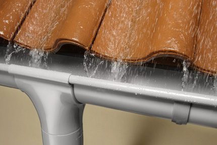 Gutter system ng isang pribadong bahay