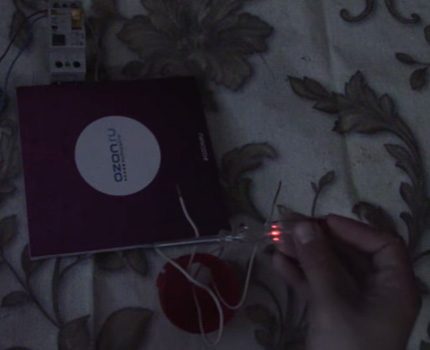 Bij contact met de fase licht de lamp op.