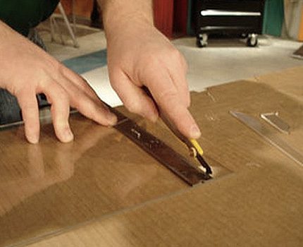Couper les pièces de la boîte en carton