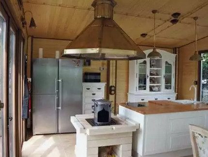 Open bedrading in het interieur van de keuken