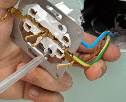 Installatie van een stopcontact