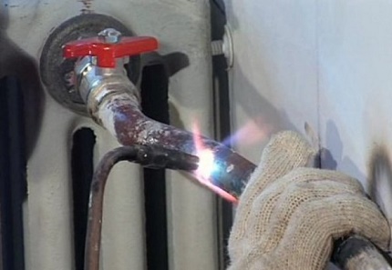 Soudage au gaz des tuyaux de chauffage