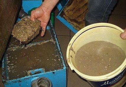 Cleaning the filled grease trap