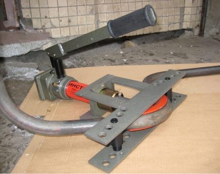 Hydrauliczna giętarka do rur