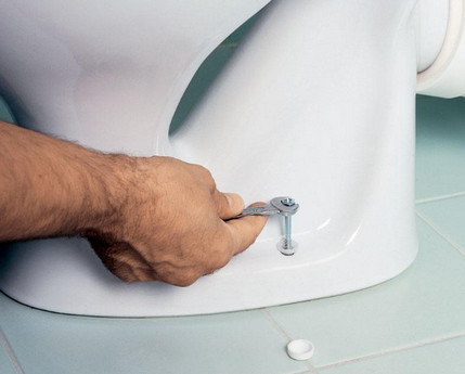 Bevestiging van de toiletpot met schroeven
