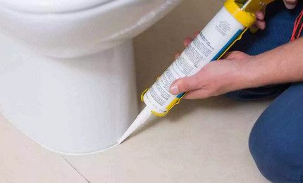 Het toilet op het afdichtmiddel installeren