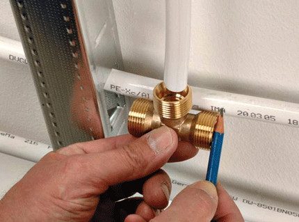 Ang pagmamarka ng pipe para sa pag-install ng fisting