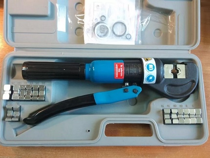 Mga Hydraulic Press Pliers sa isang Kahon