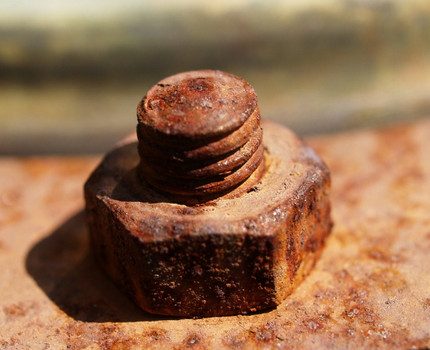 Bulông gỉ với đai ốc
