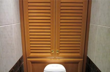 Kabinet ng sanitary na may mga pintuan ng kahoy