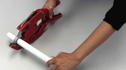 Pagputol ng pipe ng plastik