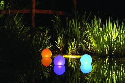 Oświetlenie stawu za pomocą lamp słonecznych