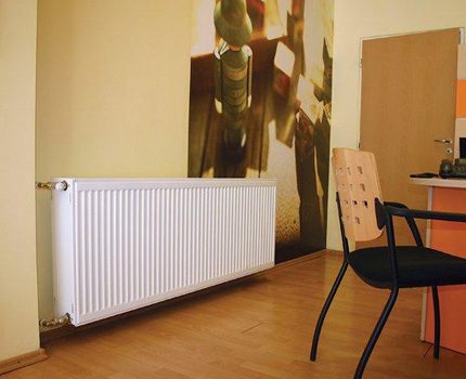 Stalen radiator in het interieur