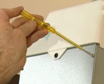 Check the connection with a screwdriver