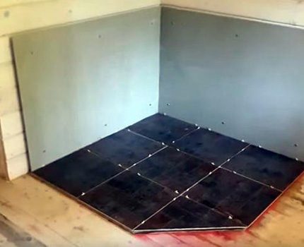 Brandwerend materiaal op de plaats van installatie van de ketel