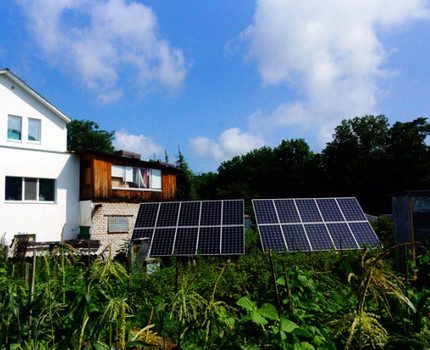 Mga panel ng solar sa bakuran
