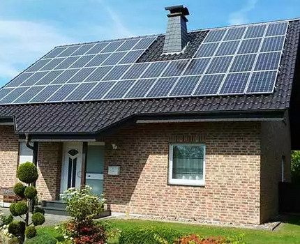 Mga panel ng solar para sa isang gusali ng tirahan