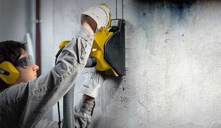 Werknemer ponst flitsers in de muur